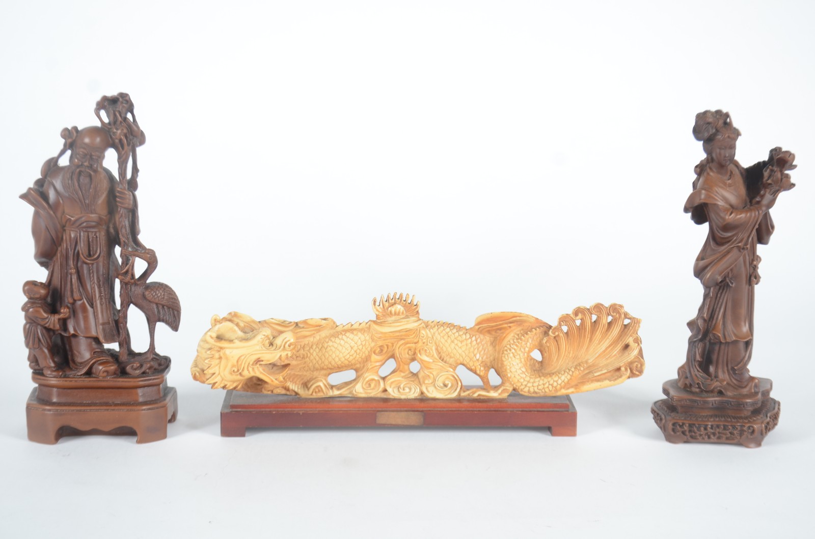 Três estatuetas orientais diversas de resina, sendo: Shou Xing, o... - foto 1 de 10