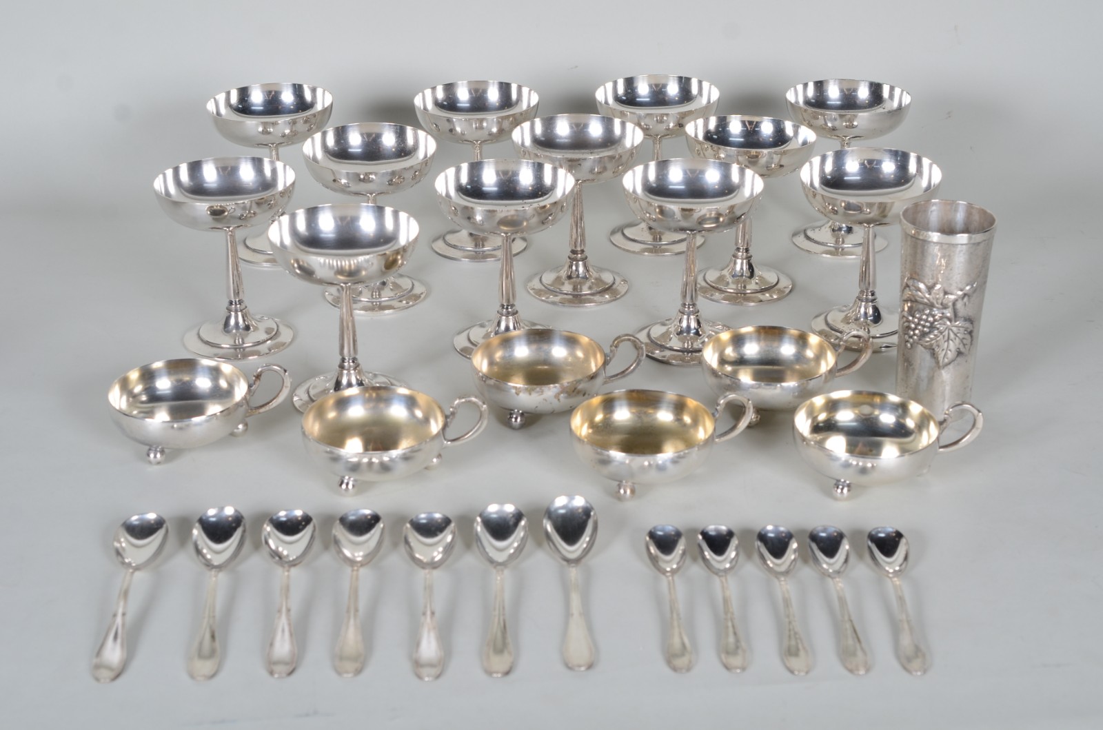 Diversas peças de metal prateado, sendo: 12 taças de pé alto para... - foto 1 de 11