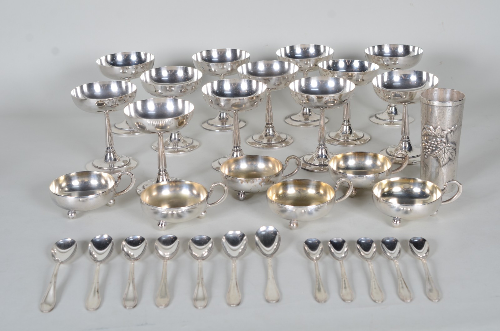 Diversas peças de metal prateado, sendo: 12 taças de pé alto para... - foto 2 de 11
