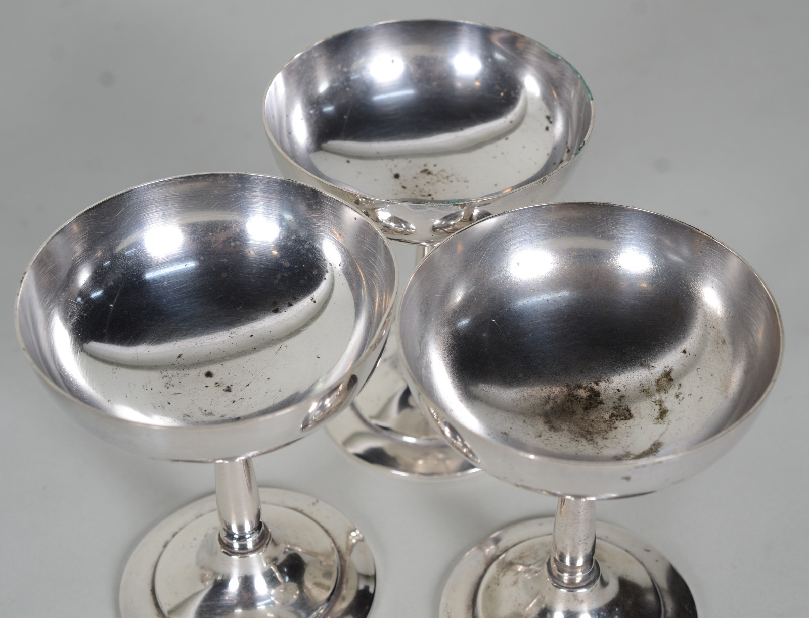 Diversas peças de metal prateado, sendo: 12 taças de pé alto para... - foto 6 de 11