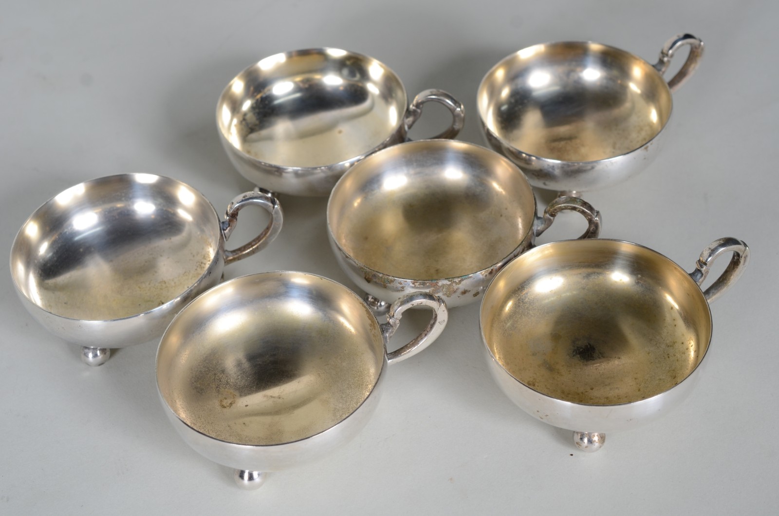 Diversas peças de metal prateado, sendo: 12 taças de pé alto para... - foto 7 de 11