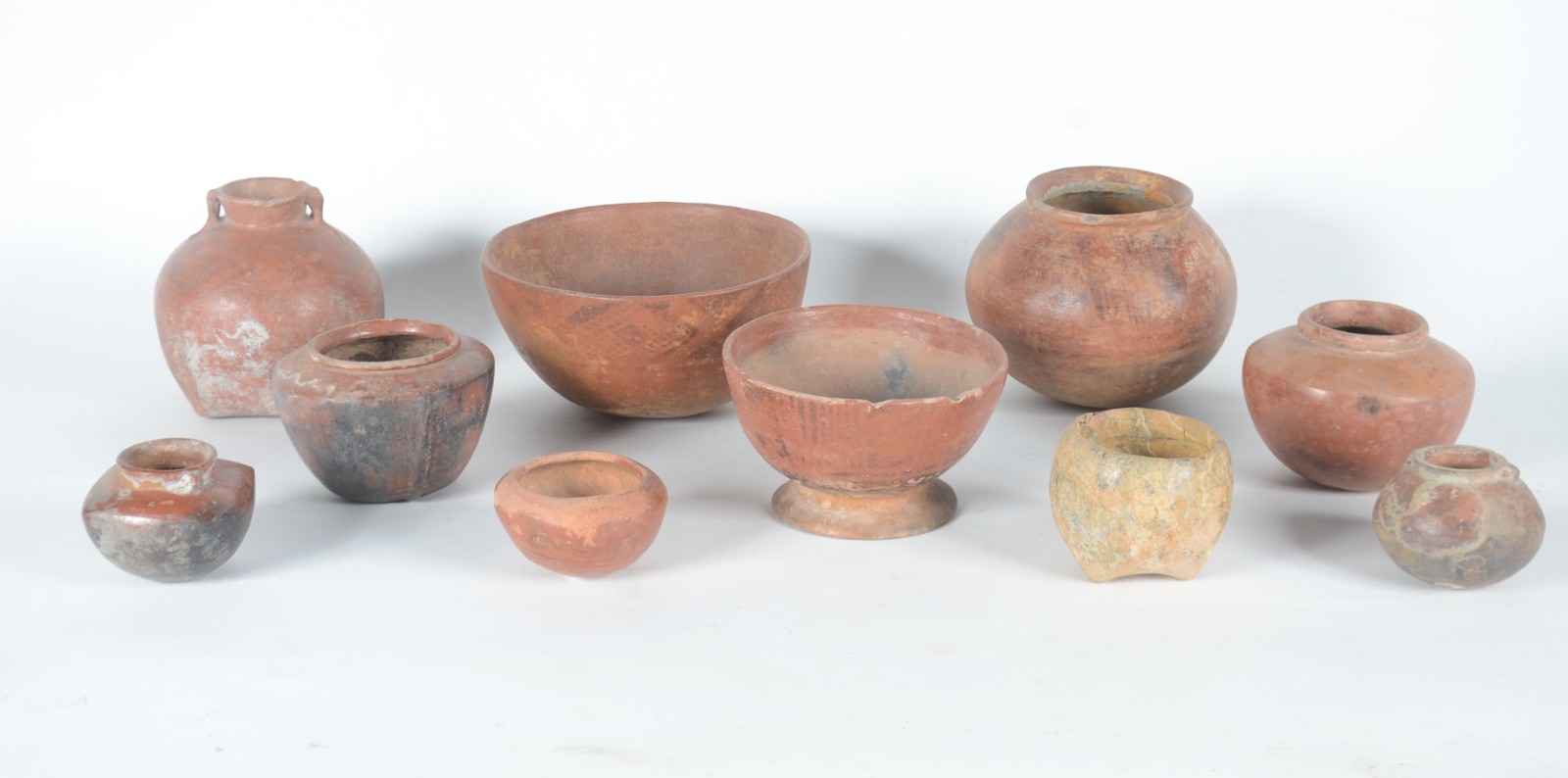 Conjunto com 10 potes de cerâmica e pedra possivelmente pré... - foto 1 de 4