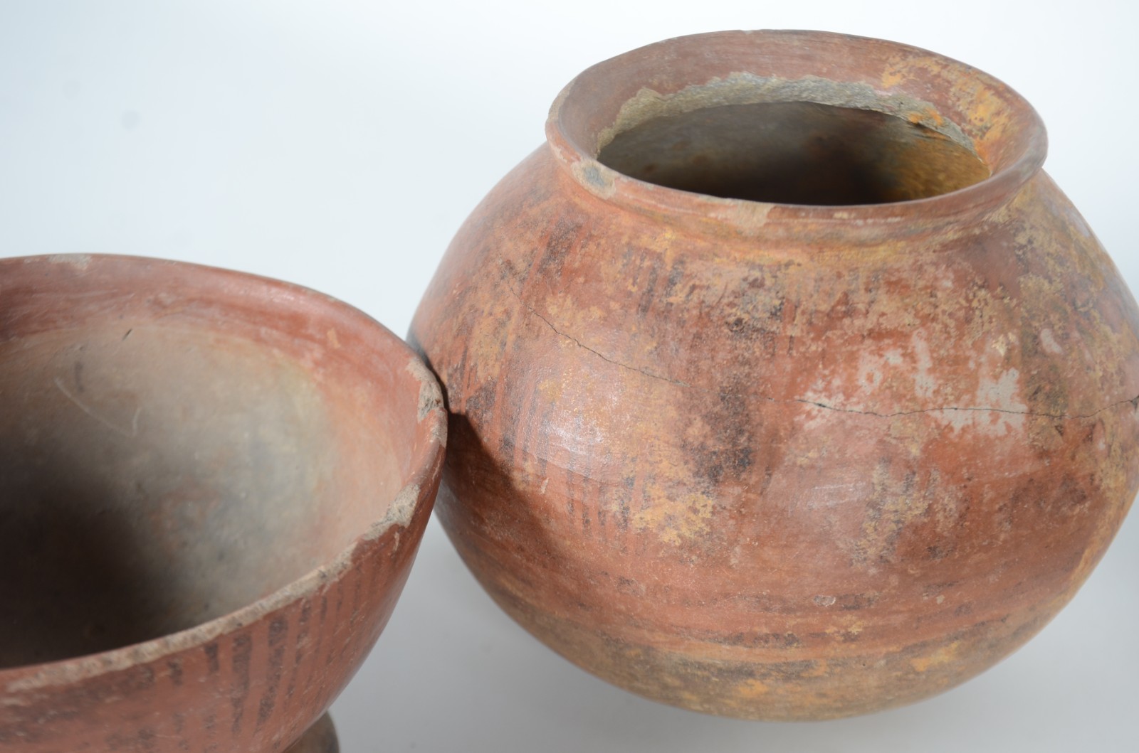 Conjunto com 10 potes de cerâmica e pedra possivelmente pré... - foto 4 de 4