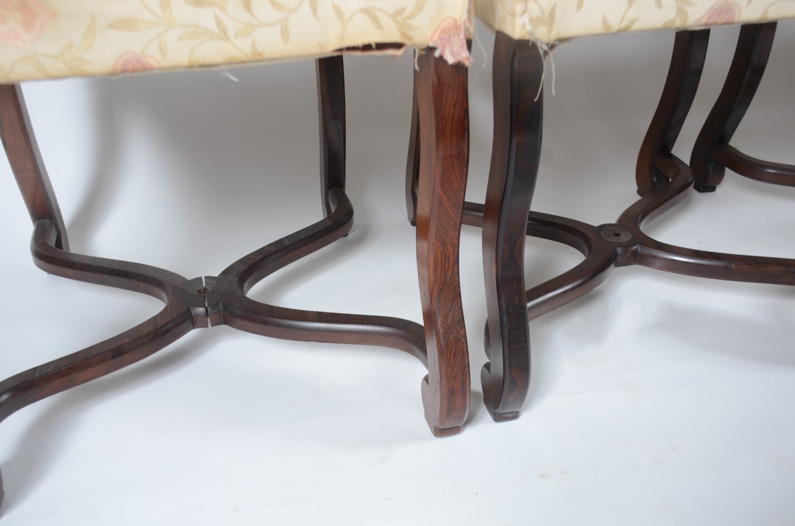 Mesa de jantar de jacarandá, tampo retangular apoiado em duas colunas... - foto 10 de 11