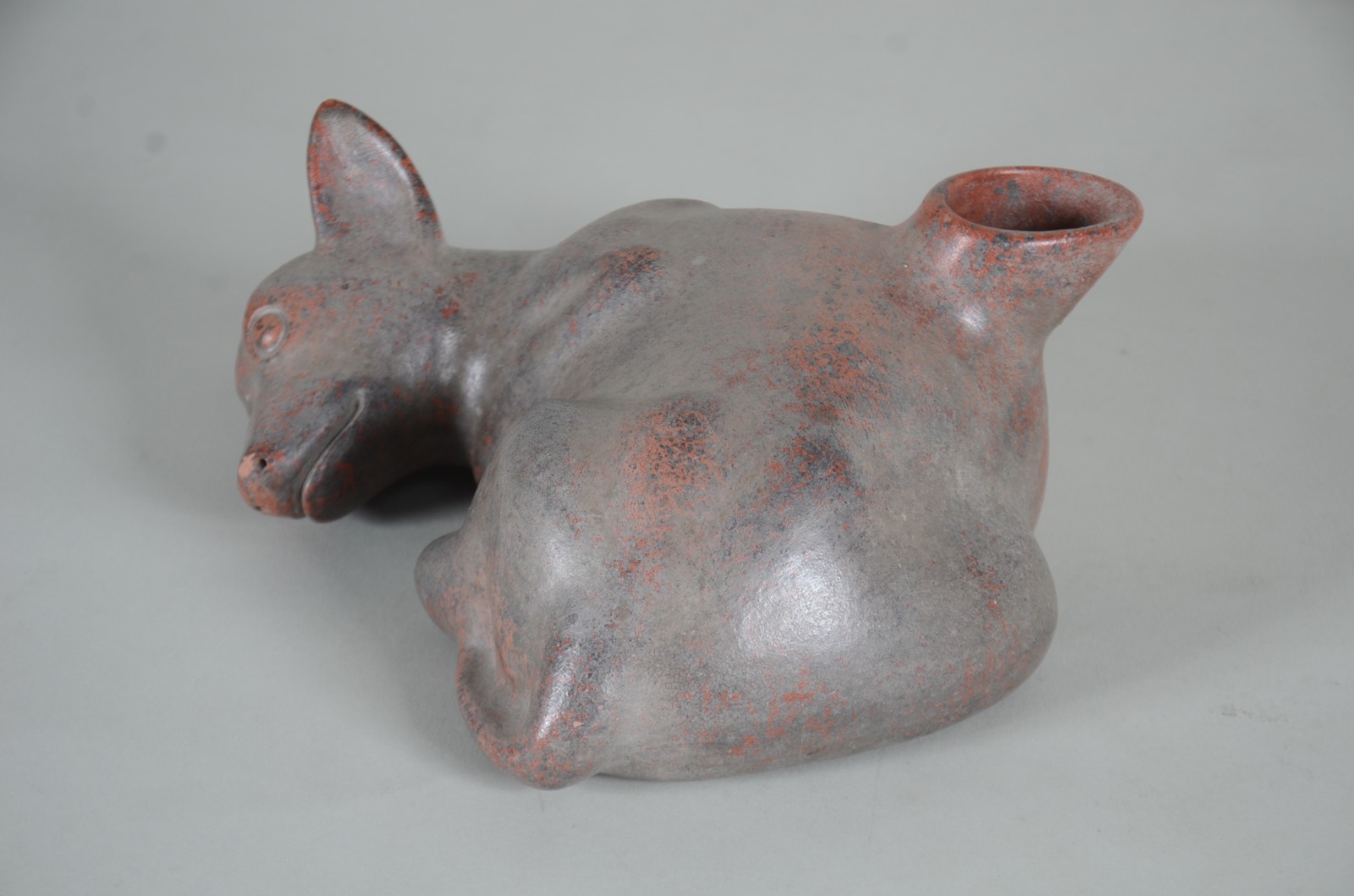 Escultura em cerâmica representando animal, reprodução do museu... - foto 4 de 6