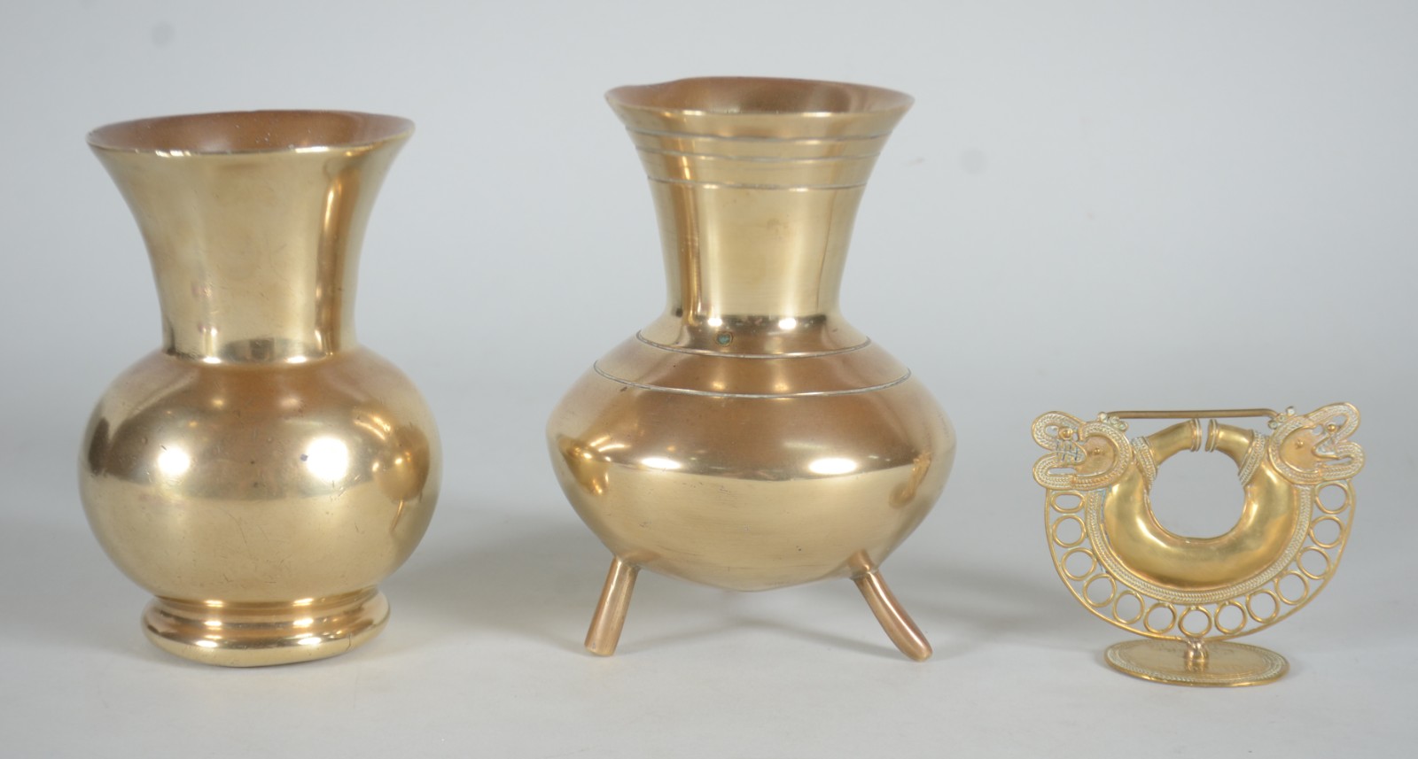 Três peças diversas de metal dourado, sendo dois vasos e um enfeite... - foto 1 de 8