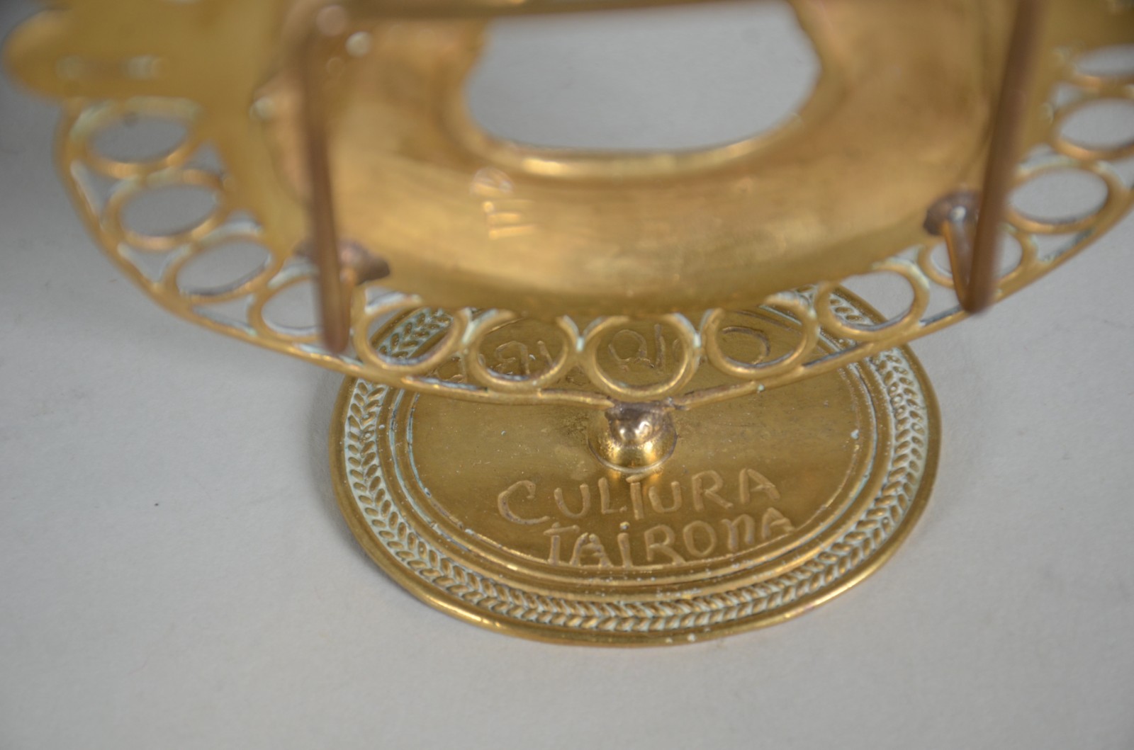 Três peças diversas de metal dourado, sendo dois vasos e um enfeite... - foto 4 de 8