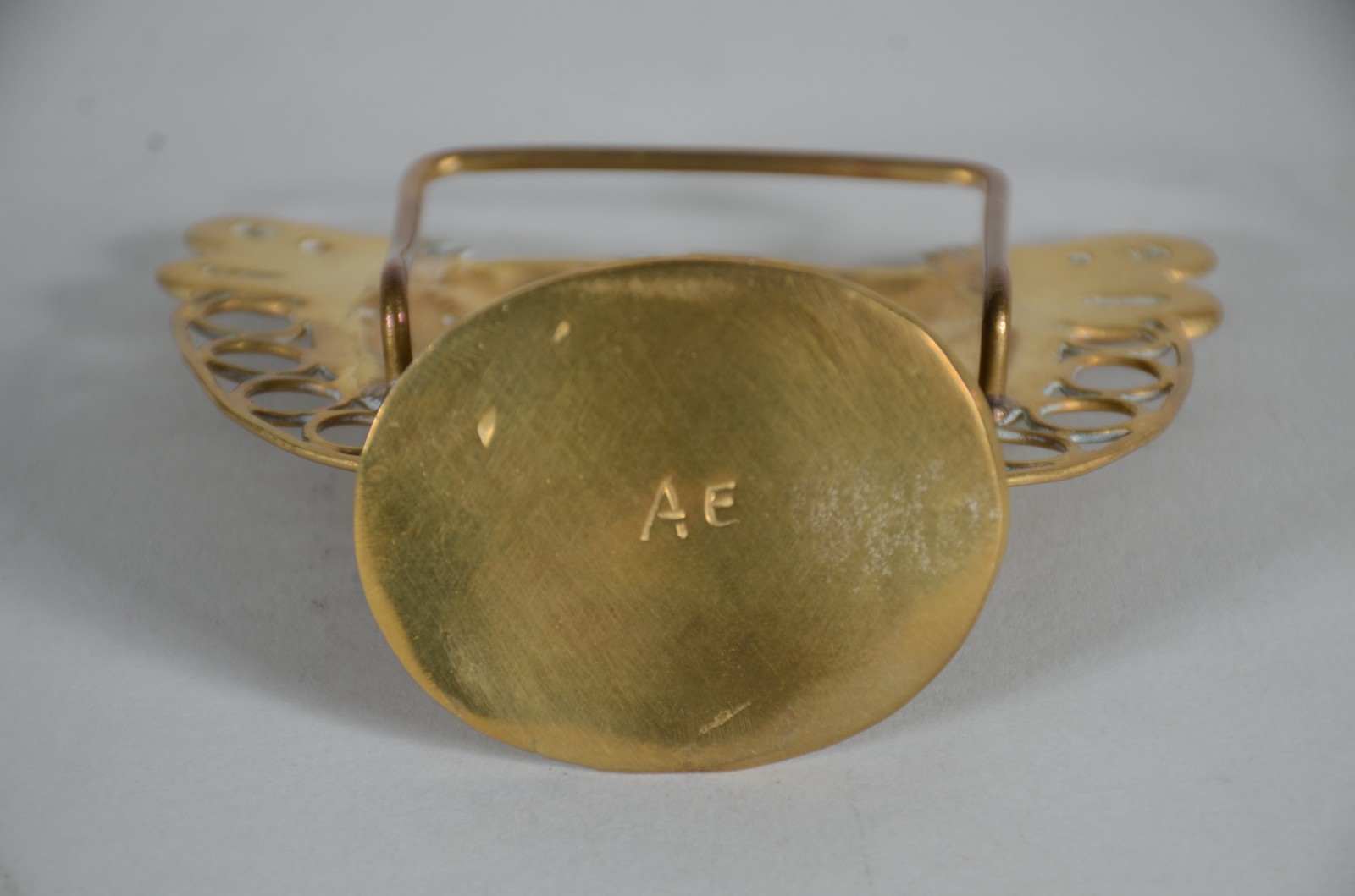 Três peças diversas de metal dourado, sendo dois vasos e um enfeite... - foto 5 de 8