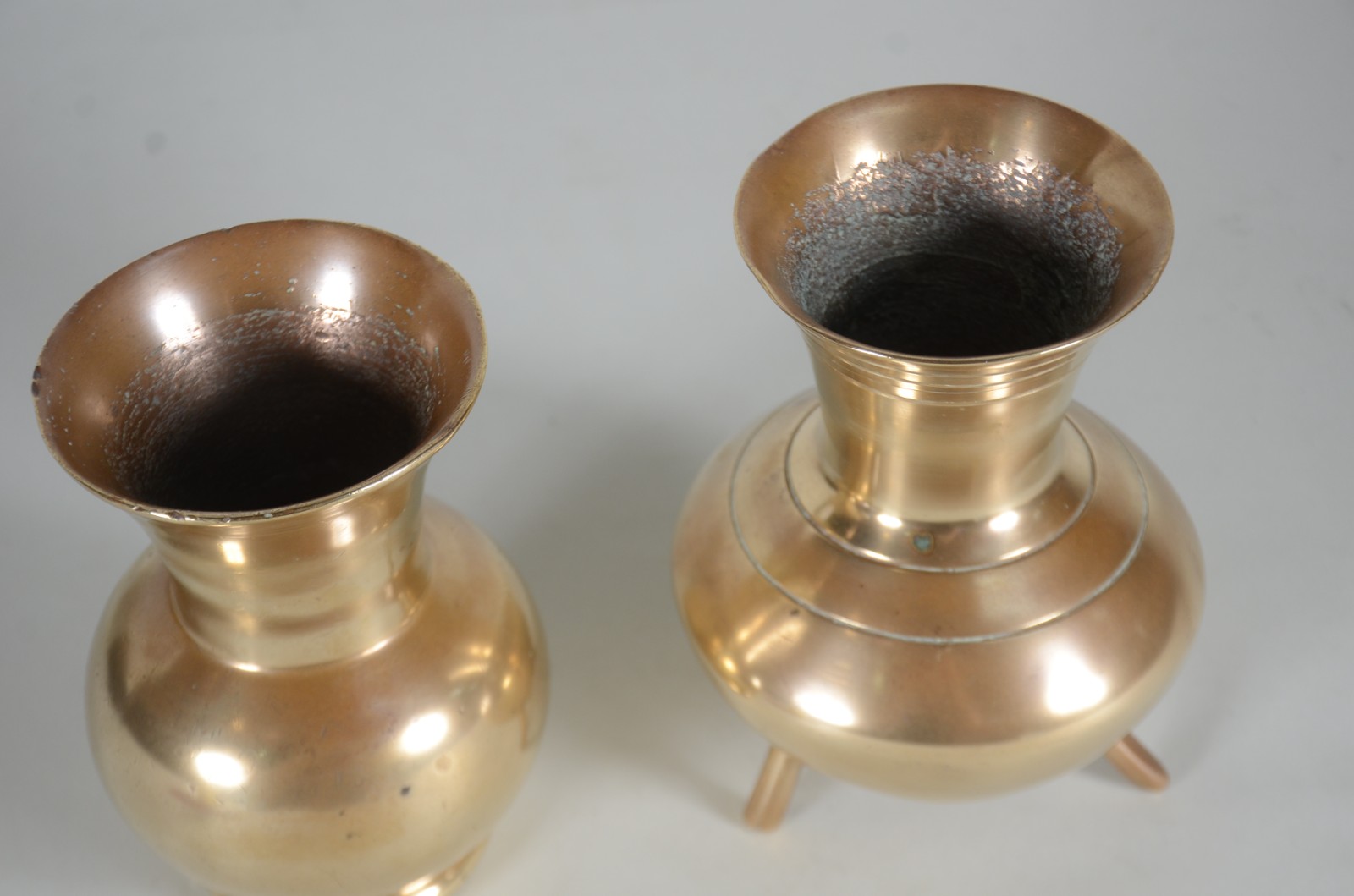 Três peças diversas de metal dourado, sendo dois vasos e um enfeite... - foto 6 de 8