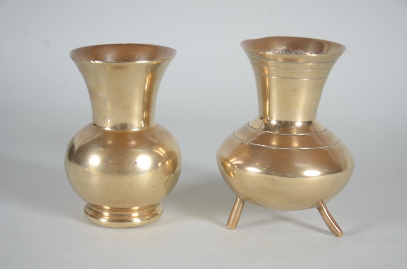 Três peças diversas de metal dourado, sendo dois vasos e um enfeite... - foto 7 de 8