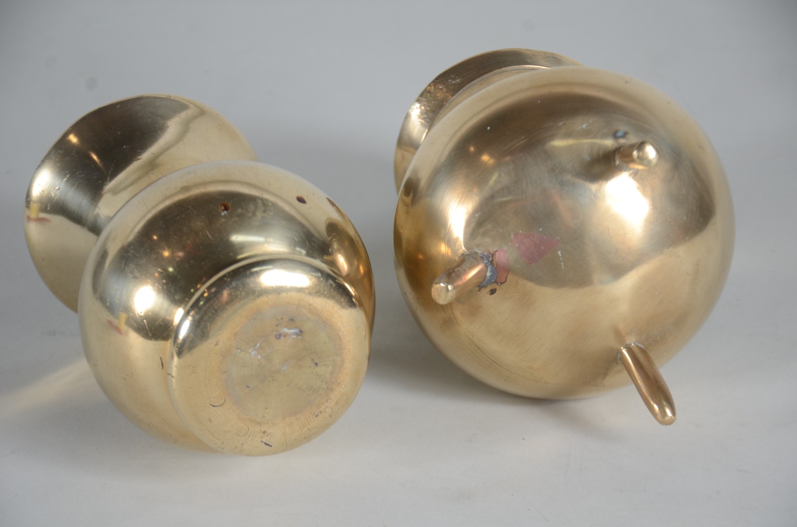 Três peças diversas de metal dourado, sendo dois vasos e um enfeite... - foto 8 de 8