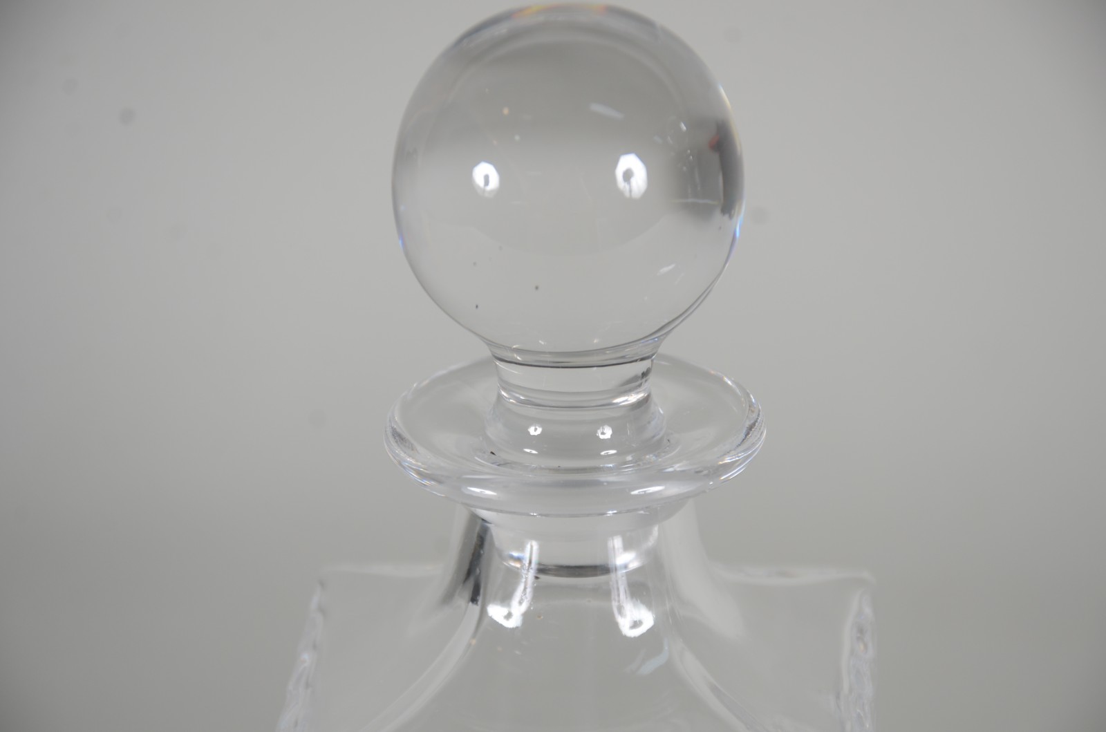 Duas garrafas de cristal, sendo uma quadrada lapidada em frisos e... - foto 2 de 9