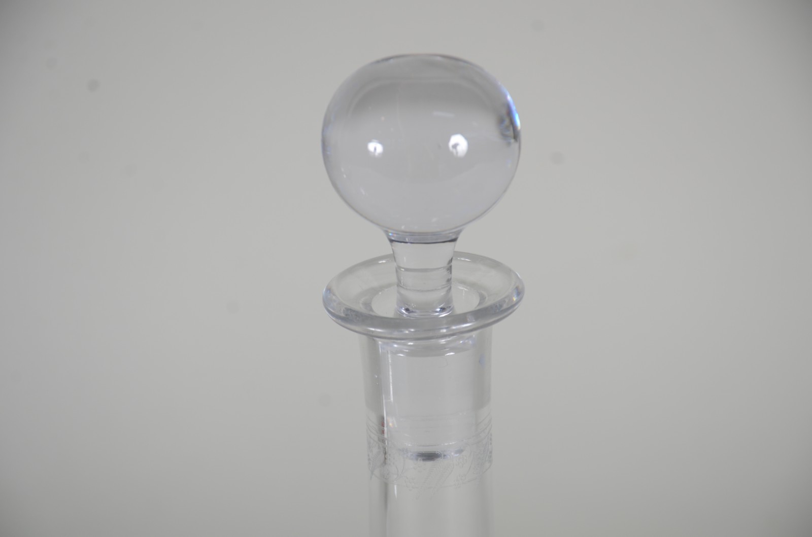 Duas garrafas de cristal, sendo uma quadrada lapidada em frisos e... - foto 3 de 9