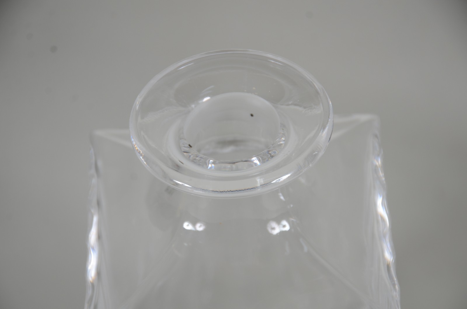 Duas garrafas de cristal, sendo uma quadrada lapidada em frisos e... - foto 5 de 9