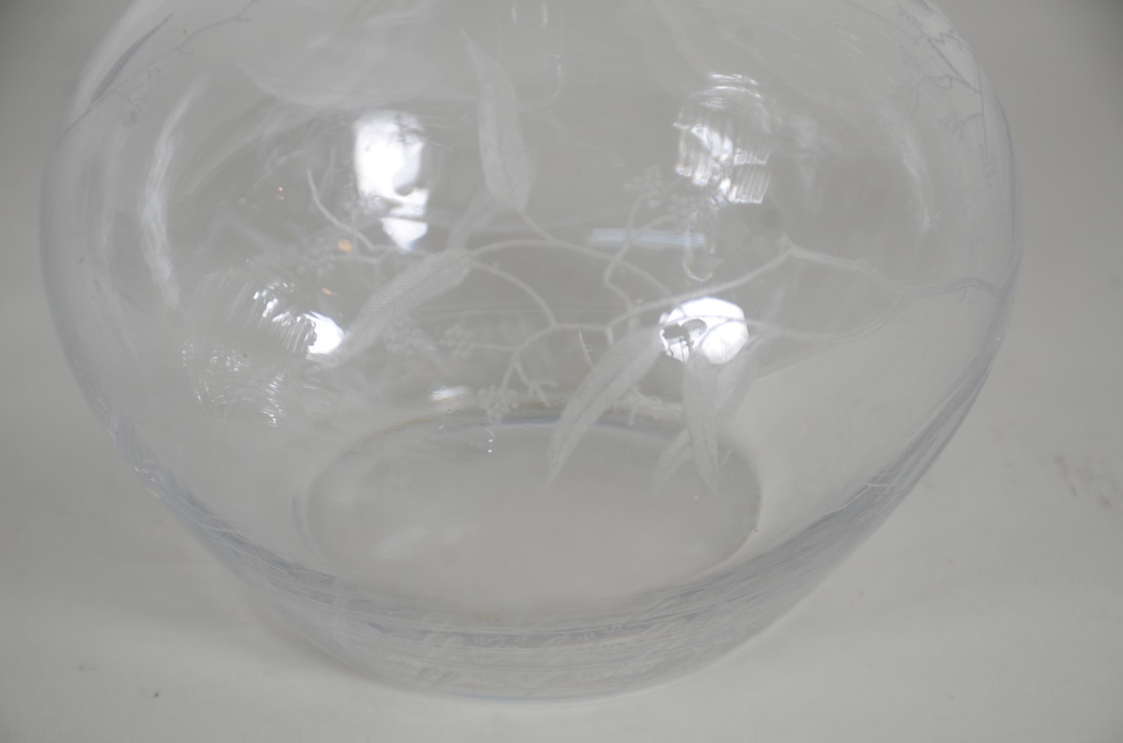 Duas garrafas de cristal, sendo uma quadrada lapidada em frisos e... - foto 7 de 9