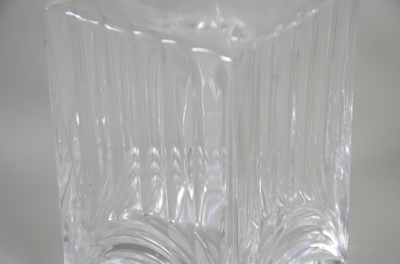 Duas garrafas de cristal, sendo uma quadrada lapidada em frisos e... - foto 8 de 9
