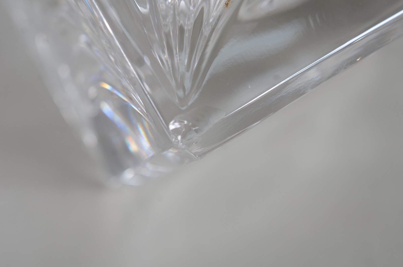 Duas garrafas de cristal, sendo uma quadrada lapidada em frisos e... - foto 9 de 9
