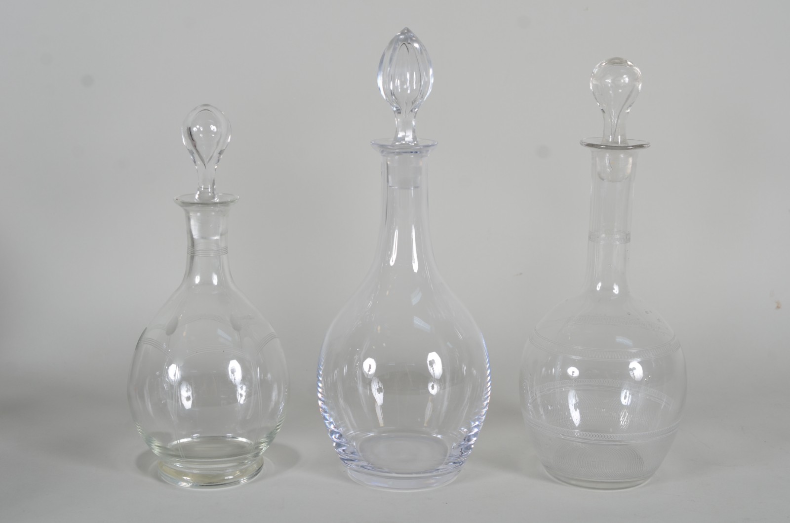 Três garrafas de cristal em diversos modelos. - foto 1 de 8
