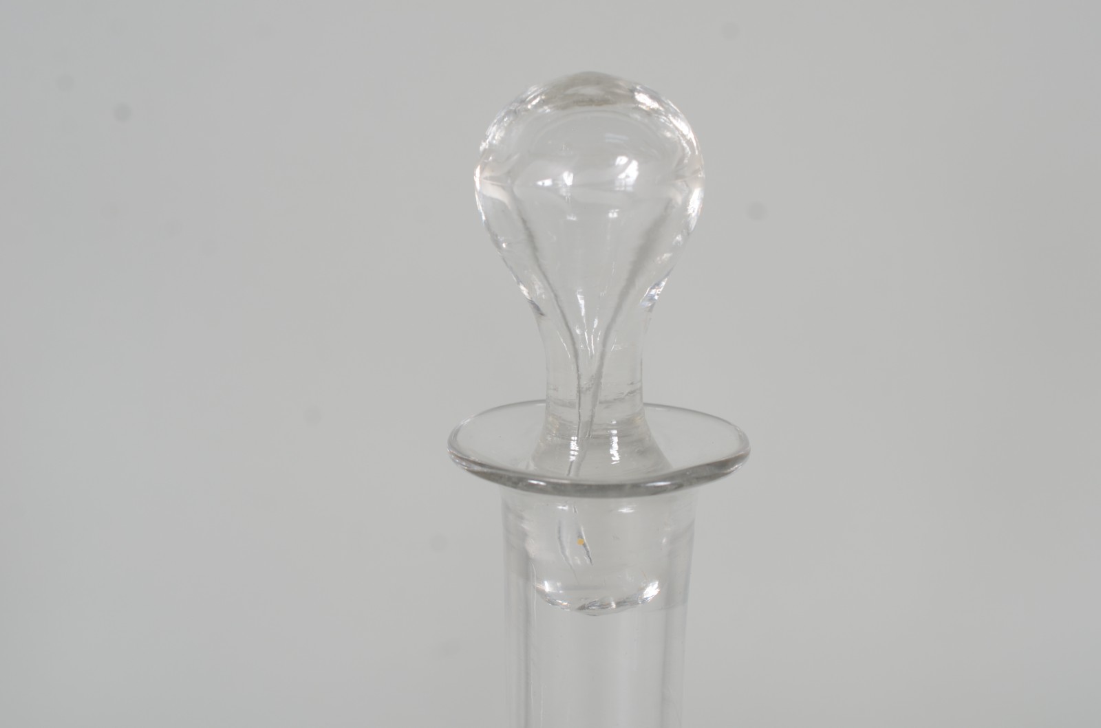 Três garrafas de cristal em diversos modelos. - foto 2 de 8