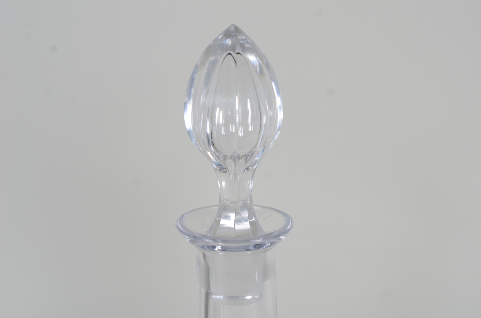 Três garrafas de cristal em diversos modelos. - foto 4 de 8