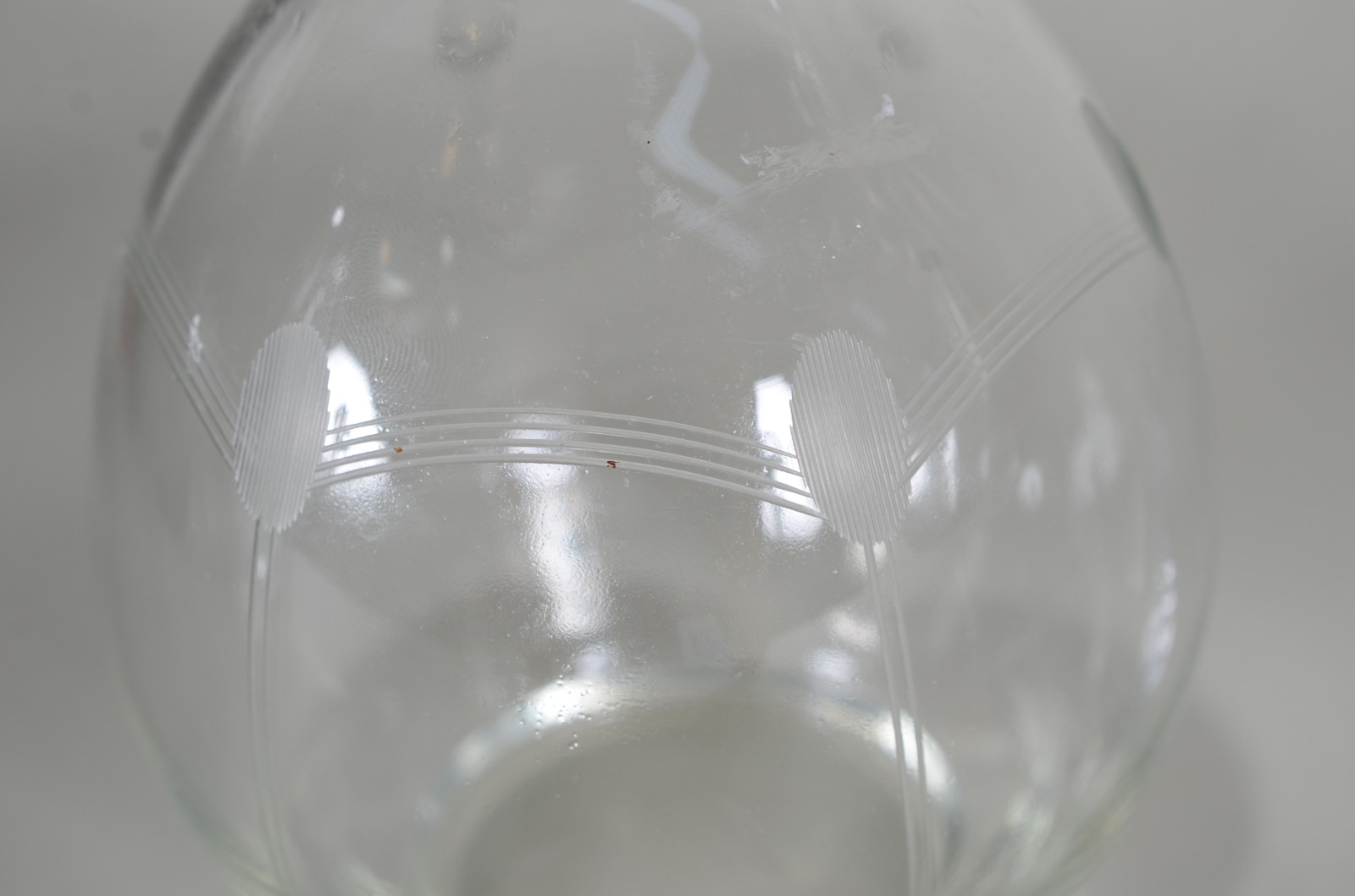 Três garrafas de cristal em diversos modelos. - foto 5 de 8