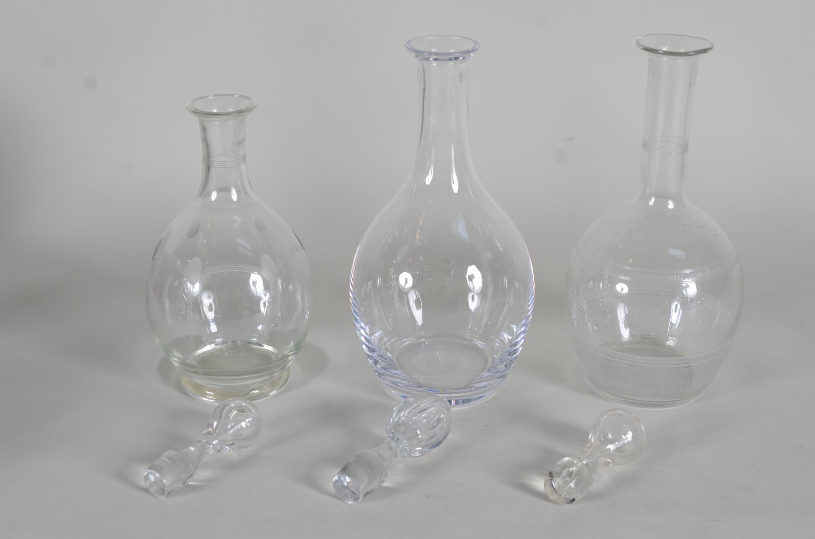 Três garrafas de cristal em diversos modelos. - foto 7 de 8