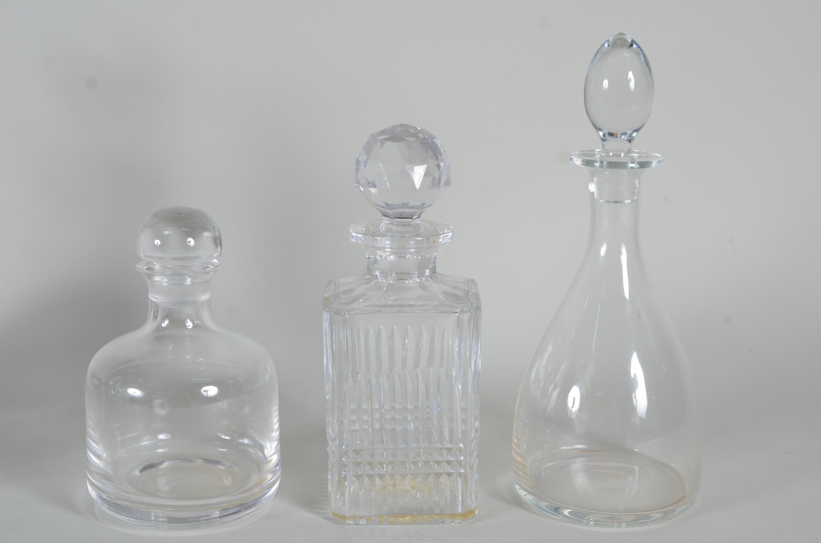 Três garrafas de cristal em diversos modelos. - foto 1 de 9