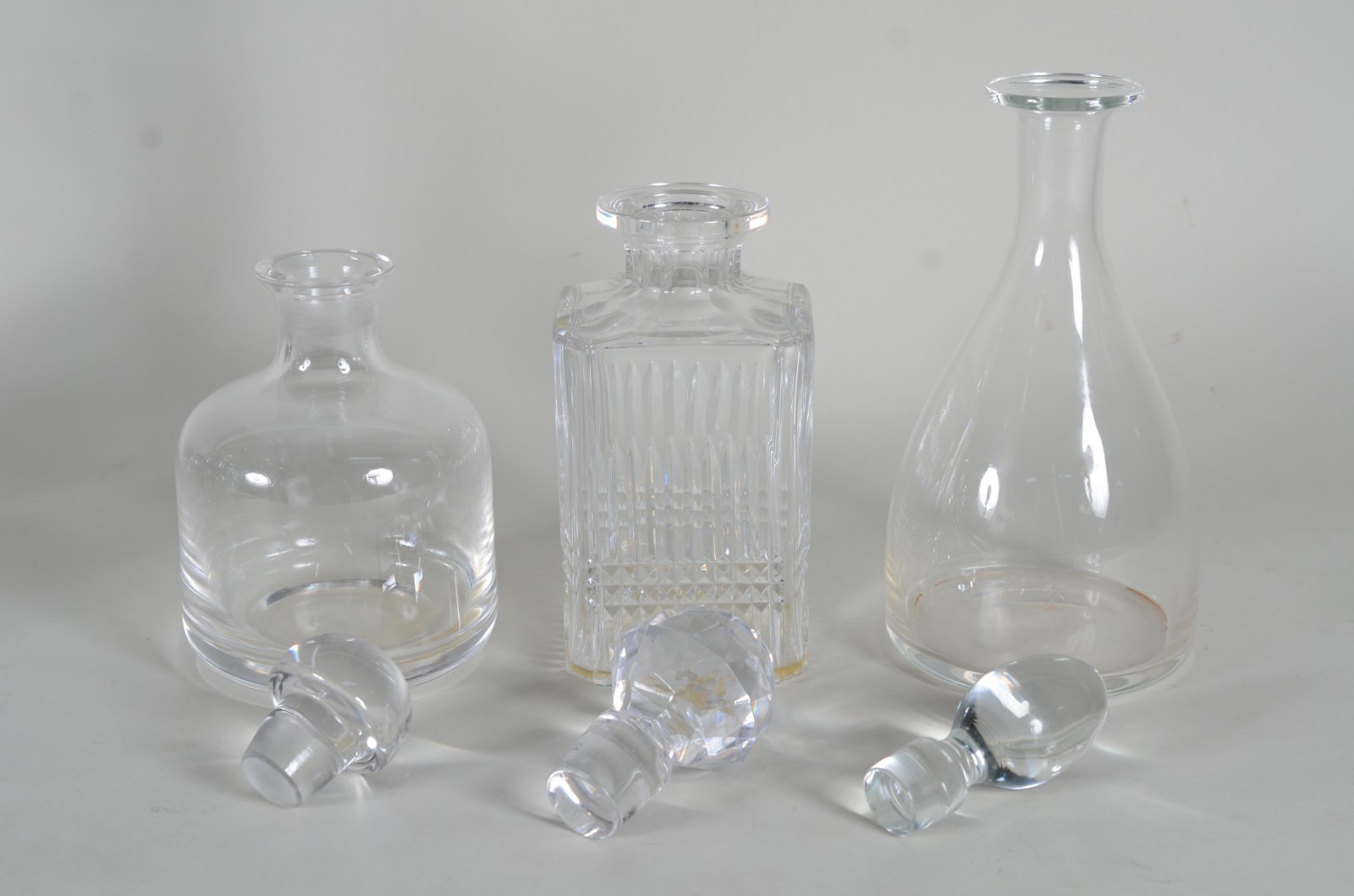 Três garrafas de cristal em diversos modelos. - foto 2 de 9