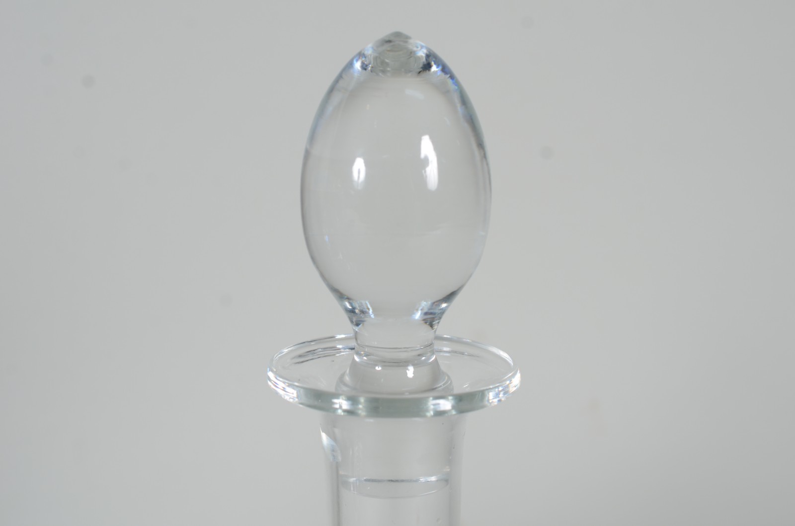 Três garrafas de cristal em diversos modelos. - foto 3 de 9