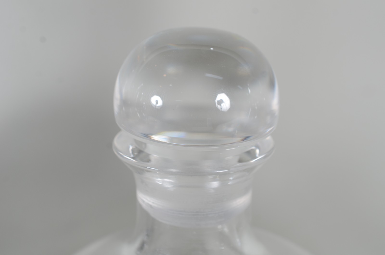 Três garrafas de cristal em diversos modelos. - foto 4 de 9