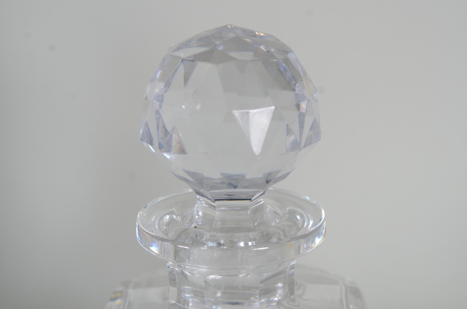 Três garrafas de cristal em diversos modelos. - foto 5 de 9