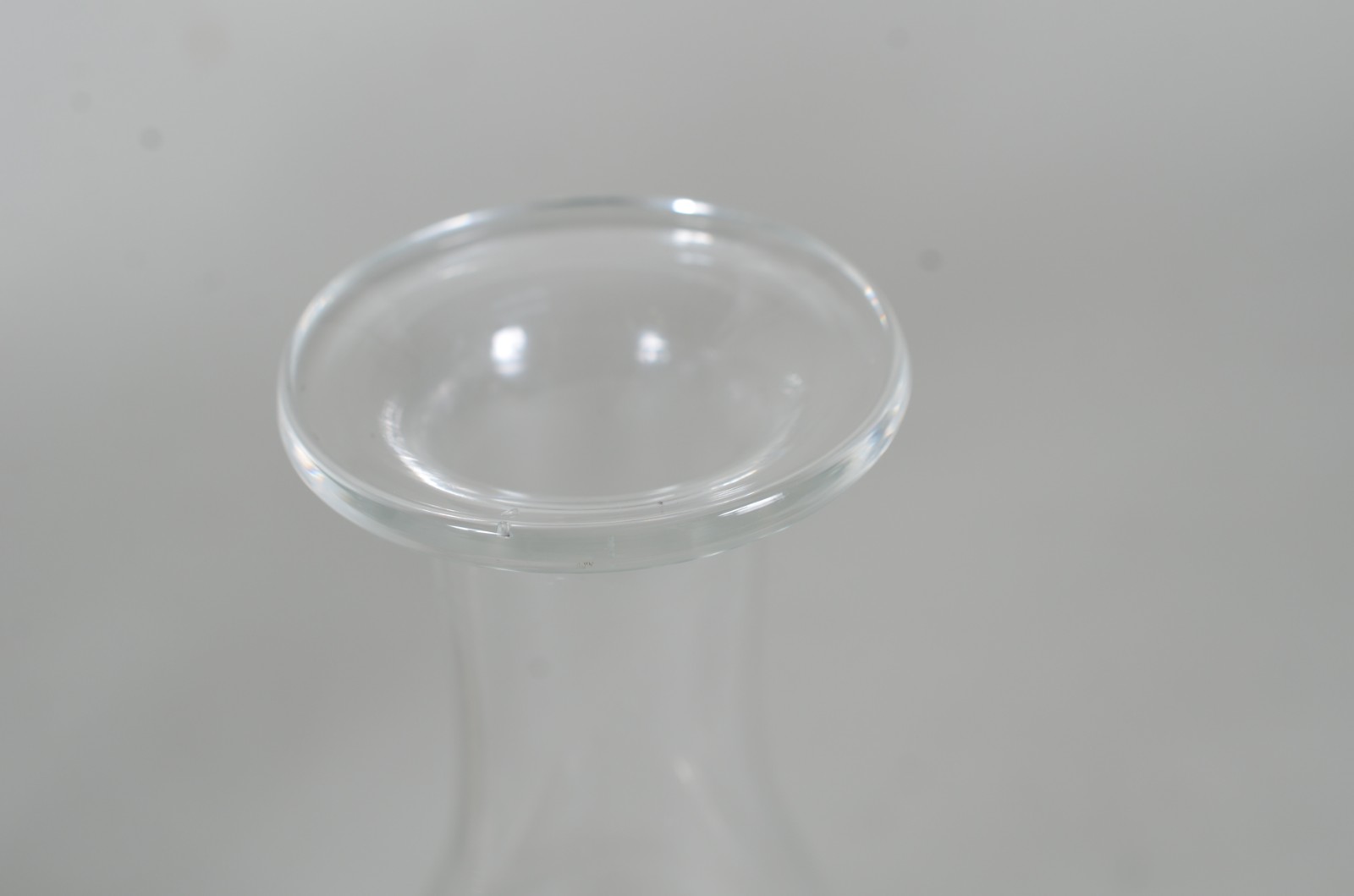 Três garrafas de cristal em diversos modelos. - foto 6 de 9