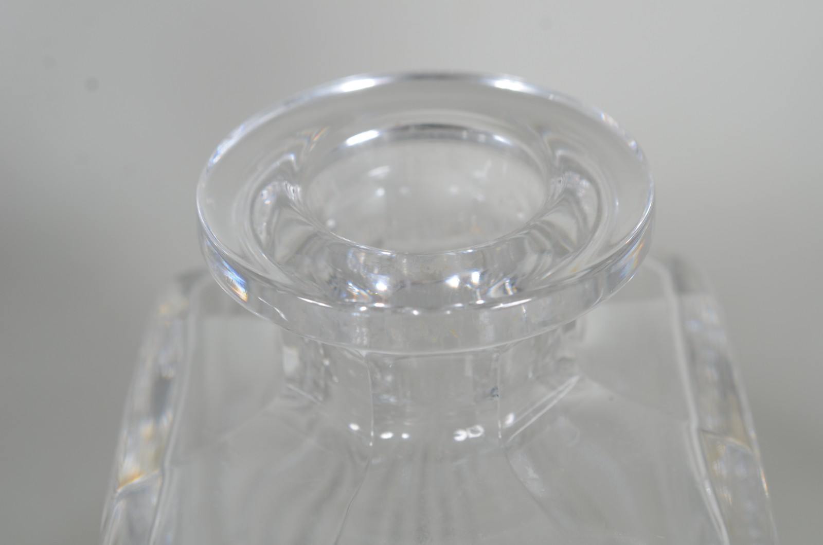 Três garrafas de cristal em diversos modelos. - foto 7 de 9