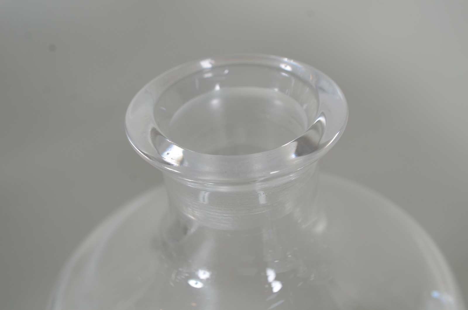 Três garrafas de cristal em diversos modelos. - foto 8 de 9