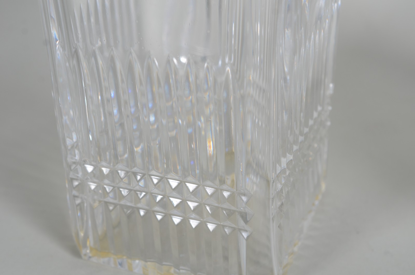 Três garrafas de cristal em diversos modelos. - foto 9 de 9