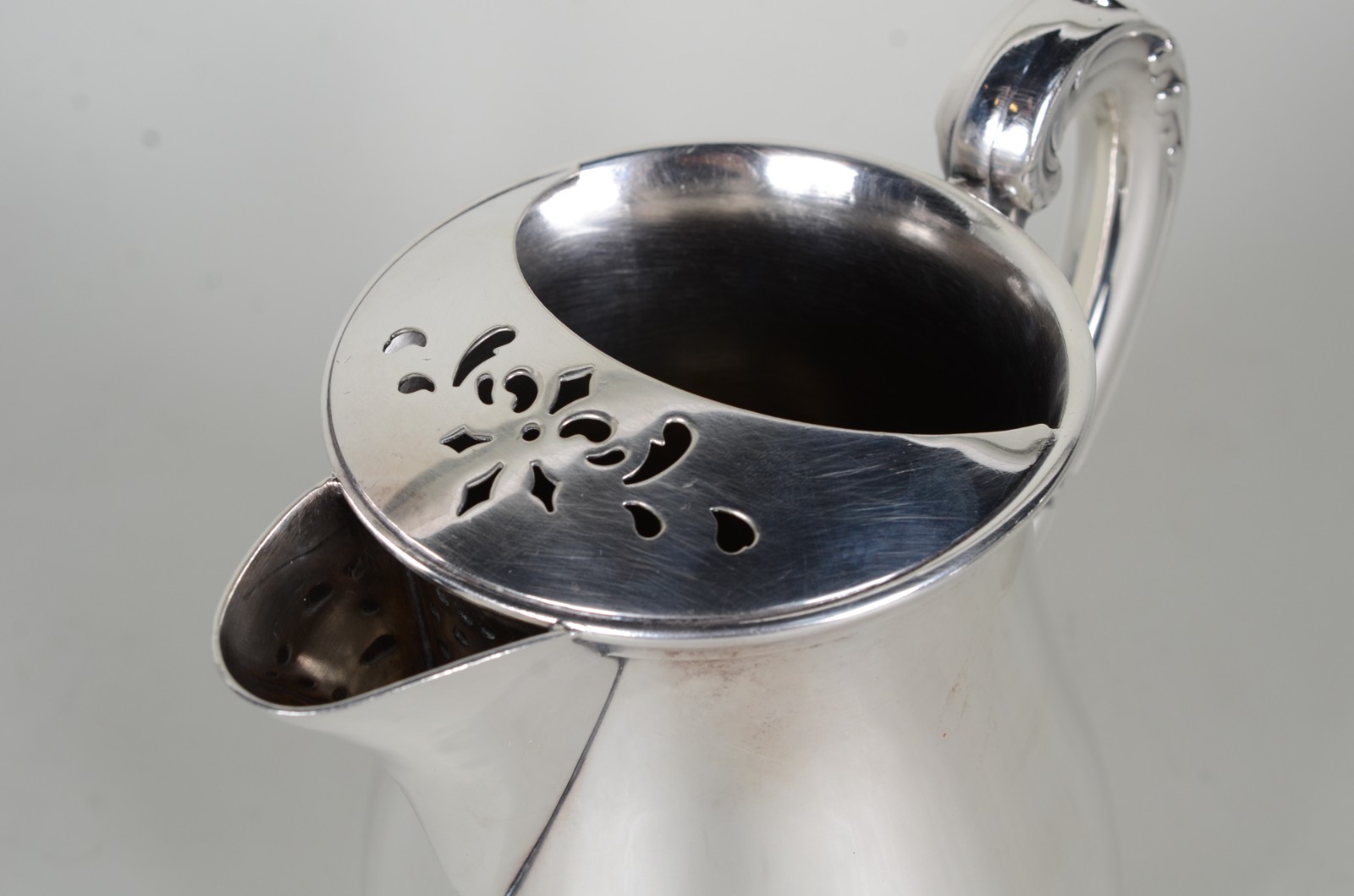 Três peças diversas de metal prateado, sendo: bowl; jarra para água e... - foto 2 de 11