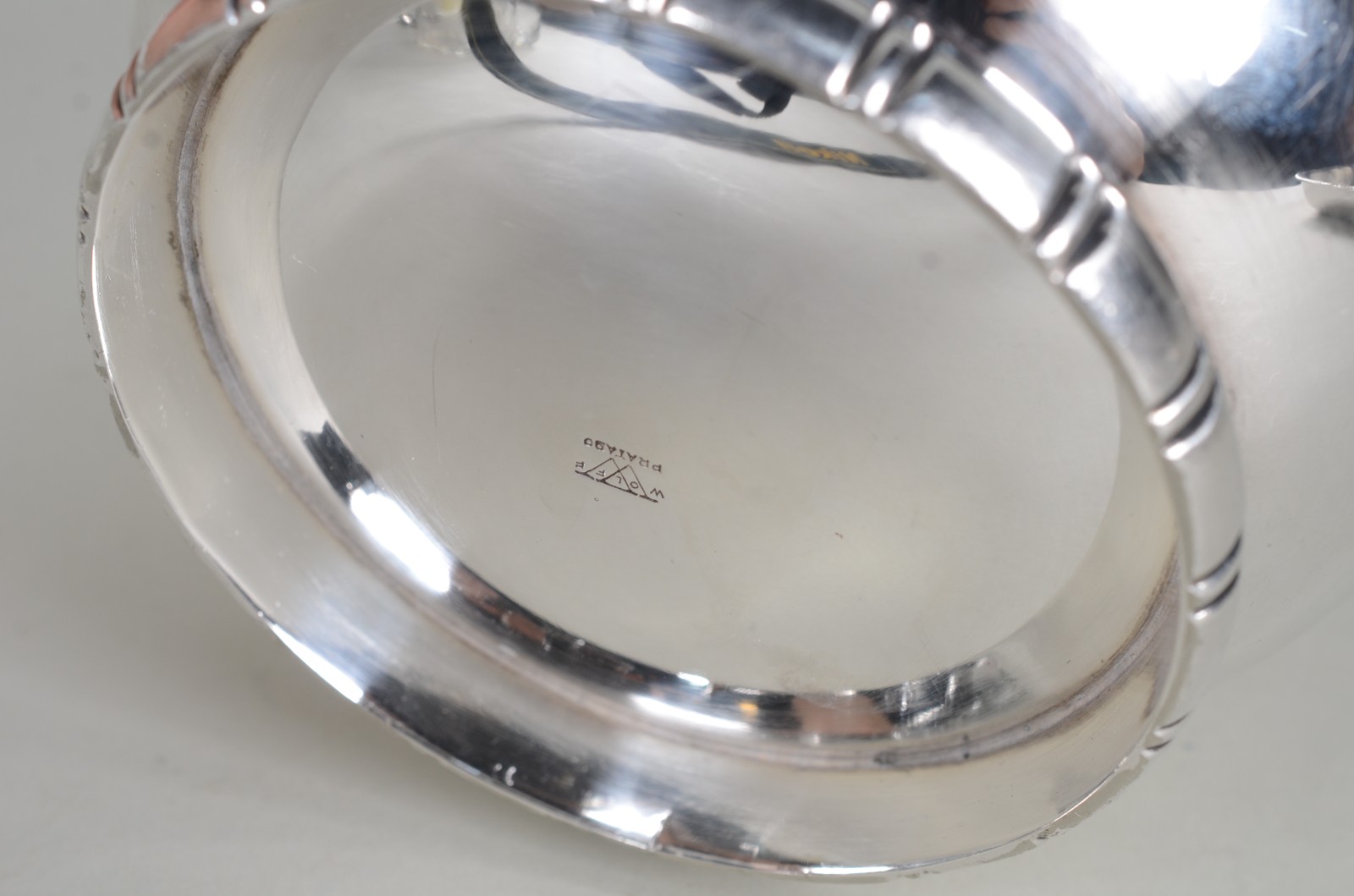 Três peças diversas de metal prateado, sendo: bowl; jarra para água e... - foto 4 de 11
