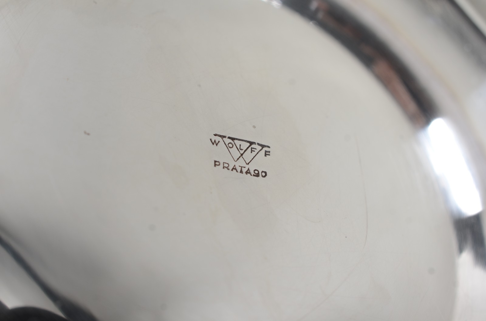 Três peças diversas de metal prateado, sendo: bowl; jarra para água e... - foto 5 de 11