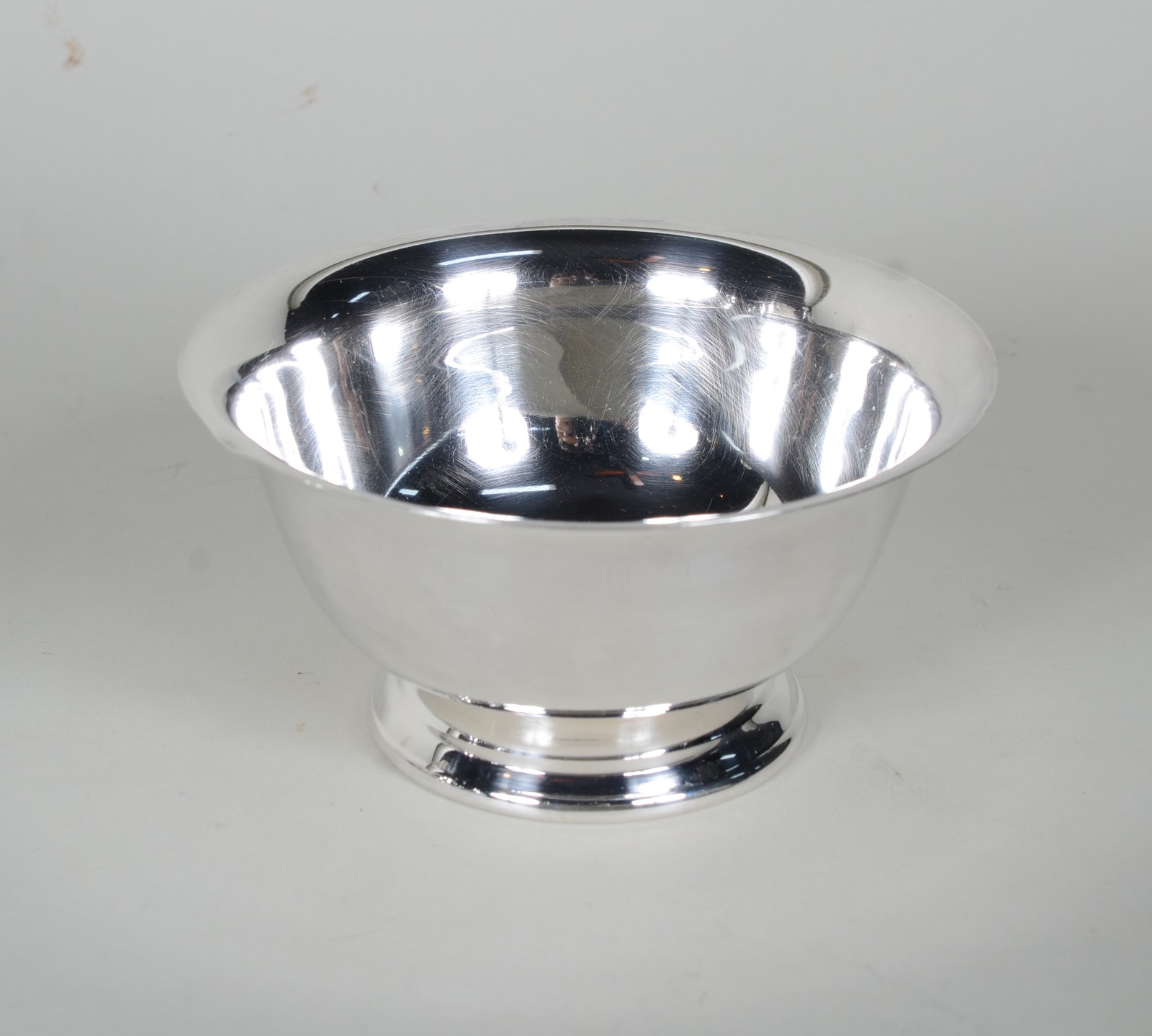 Três peças diversas de metal prateado, sendo: bowl; jarra para água e... - foto 6 de 11