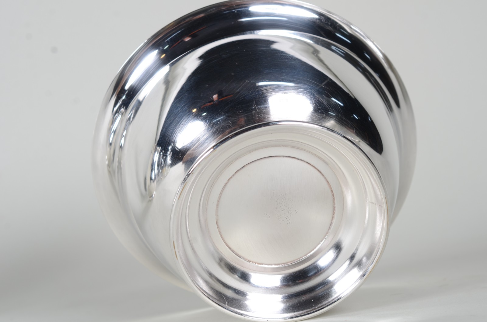Três peças diversas de metal prateado, sendo: bowl; jarra para água e... - foto 7 de 11