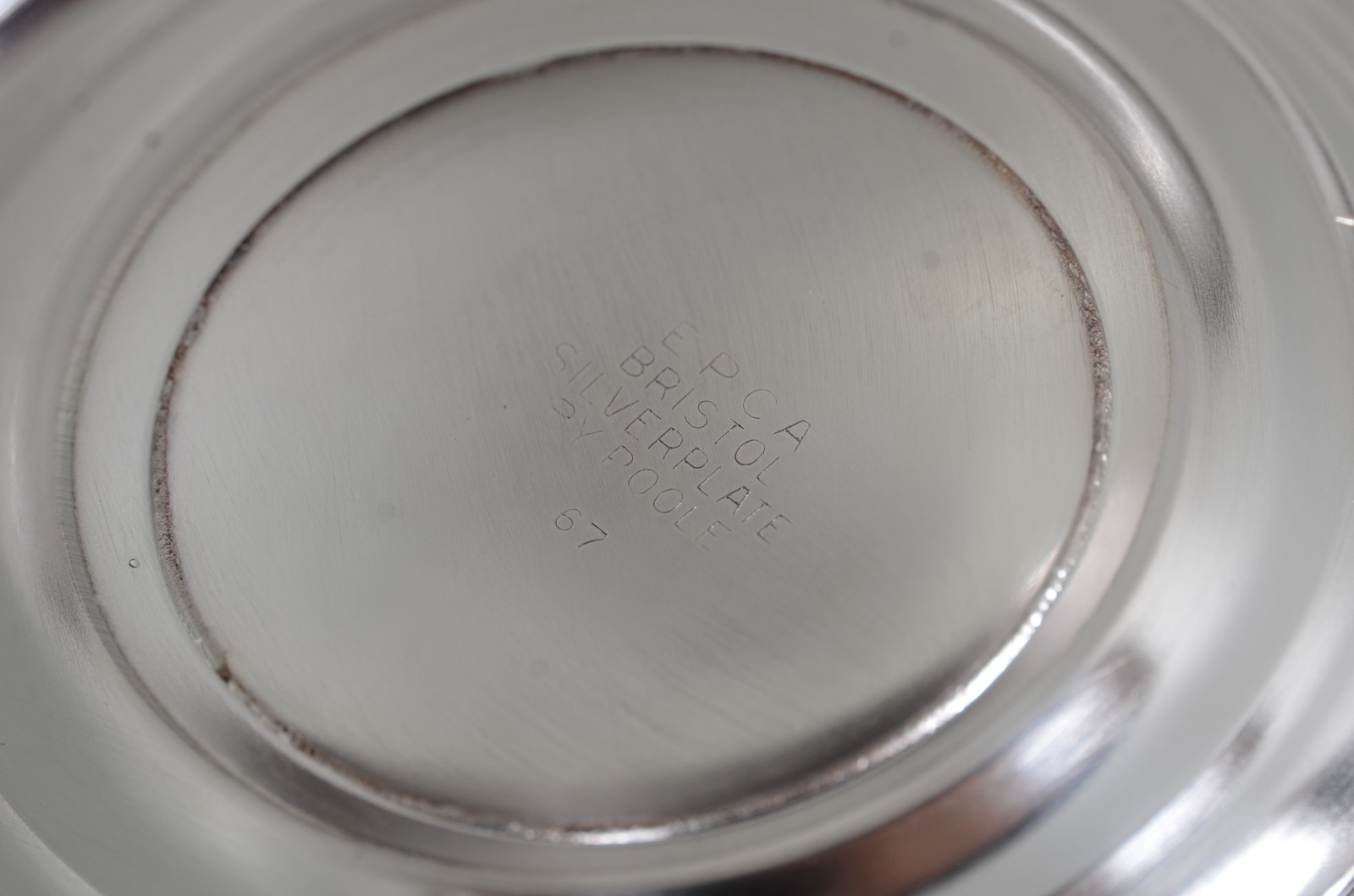 Três peças diversas de metal prateado, sendo: bowl; jarra para água e... - foto 8 de 11