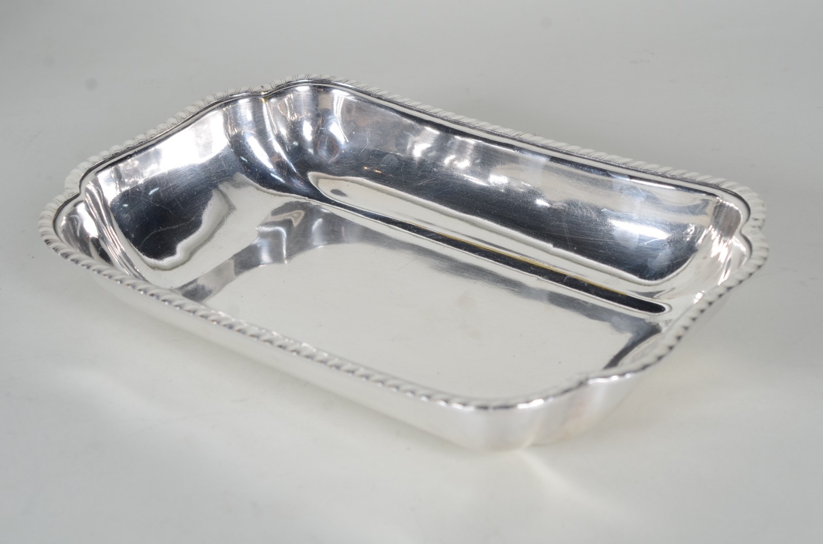 Três peças diversas de metal prateado, sendo: bowl; jarra para água e... - foto 9 de 11