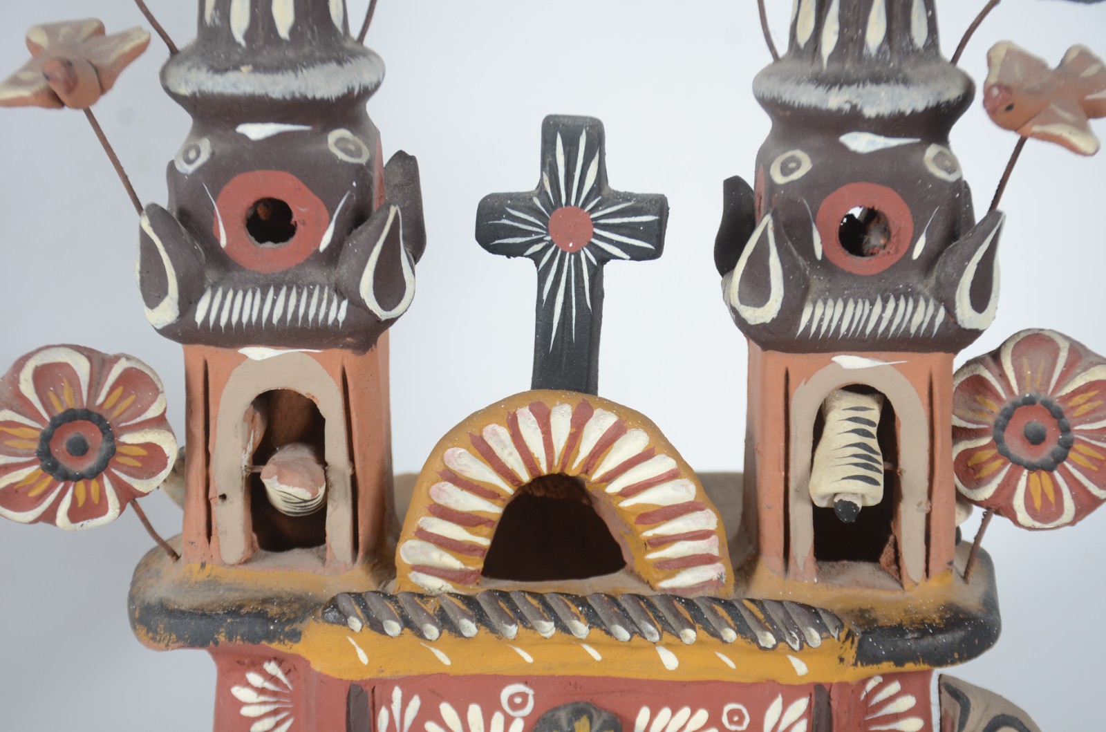 Três peças decorativas mexicanas, sendo: bowl de madeira pintada... - foto 9 de 11