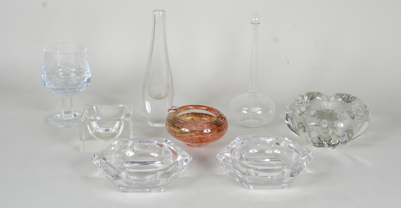 Diversas peças de cristal/vidro, sendo: 5 cinzeiros; porta confeitos... - foto 1 de 11