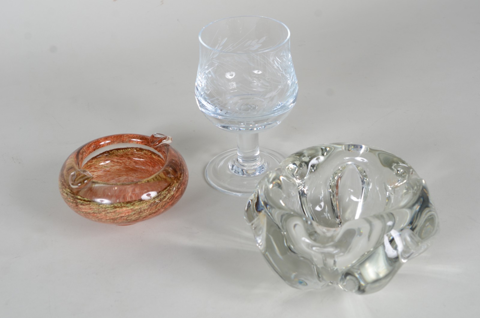 Diversas peças de cristal/vidro, sendo: 5 cinzeiros; porta confeitos... - foto 11 de 11