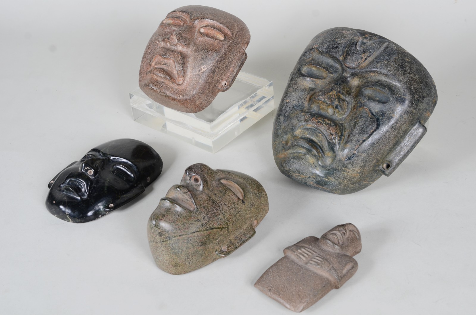 Conjunto com 5 antigas máscaras de pedra mexicana, astecas. - foto 1 de 5