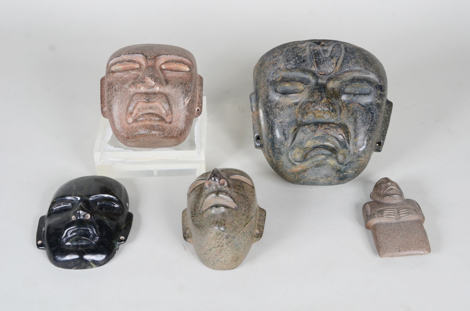 Conjunto com 5 antigas máscaras de pedra mexicana, astecas. - foto 2 de 5