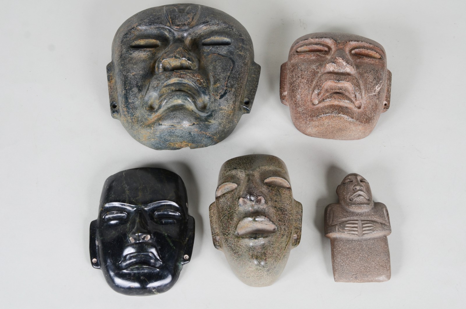 Conjunto com 5 antigas máscaras de pedra mexicana, astecas. - foto 4 de 5