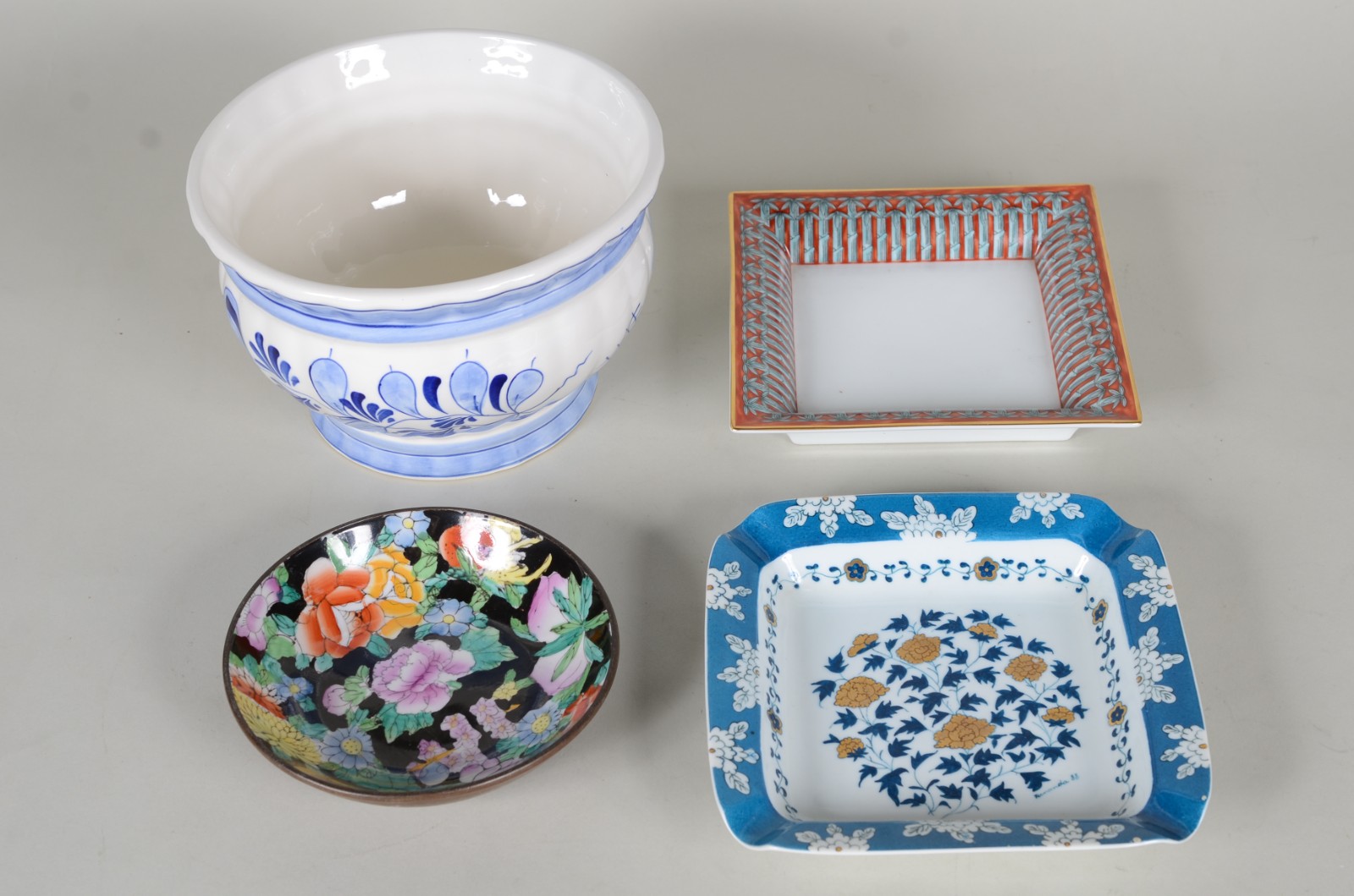 Quatro peças diversas, sendo: bowl; cinzeiro; Vista Alegre e bowl... - foto 2 de 7