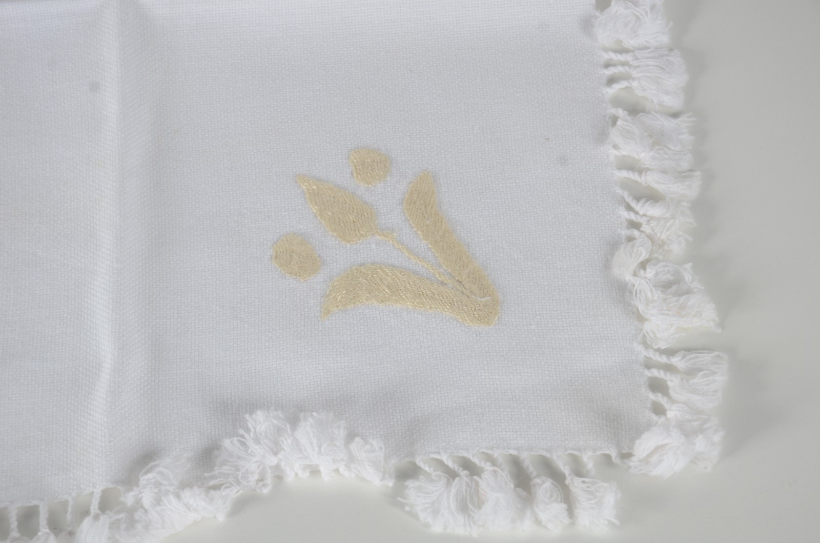 Jogo americano de tecido branco com bordados com 6 peças; centro de... - foto 6 de 9